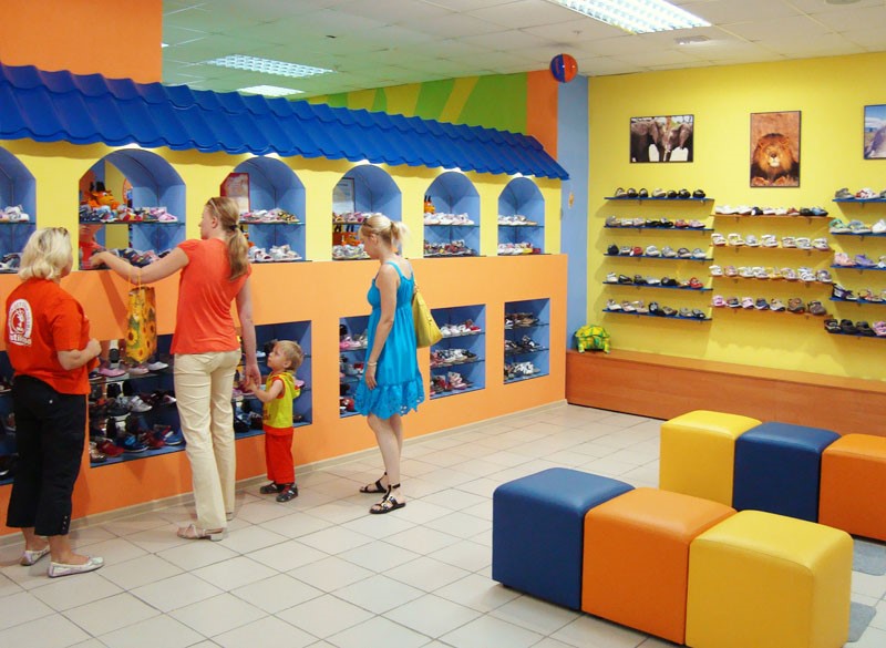 оформление и зонирование в магазине детской обуви